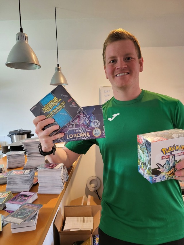 Depuis son appartement, Valentin Henry chapeaute avec son colocataire son entreprise de vente de cartes à jouer et à collectionner. Photo Hugo Briot